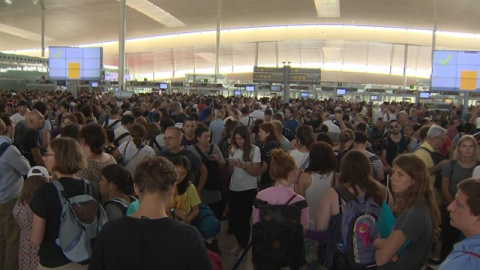 Largas colas de pasajeros en los controles de seguridad del aeropuerto de Barcelona-El Prat, en la primera jornada de paros de los trabajadores de Eulen / EUROPA PRESS