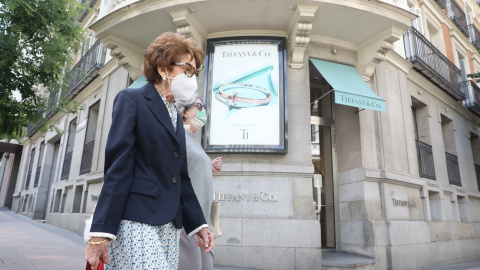 Dos mujeres pasan junto a la entrada de la tienda Tiffany en Madrid, en la llamada milla de oro de la capital. E.P./Marta Fernández