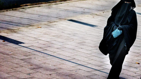 Fotografía de archivo de una mujer con un burka caminando por La Haya. AFP