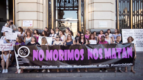 25/06/2018.- Asistentes a la concentración contra la violencia machista después del primer asesinato del año en Aragón por este tipo de violencia que ha sucedido en la madrugada de hoy en Zaragoza al matar un hombre a su pareja y dejar huérfana a la 