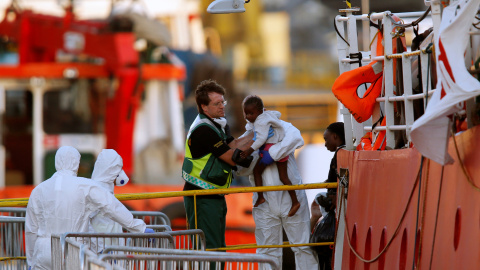 27/06/2018 Un niño que viajaba a bordo del Lifeline es atendido por los equipos de protección civil a su llegada al puerto maltés de La Valeta. REUTERS/Darrin Zammit Lupi