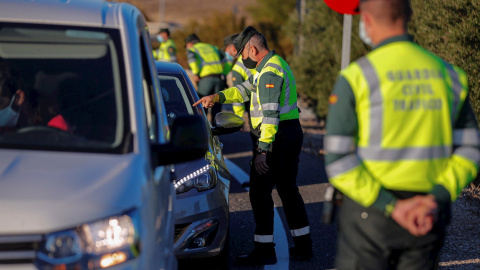 Agentes de la Guarda Civil realizan un control de tráfico en la A4 en la salida de Madrid, este viernes.