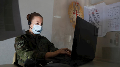 Una mujer trabaja en la Unidad de Verificación Epidemiológica Acuartelamiento de Artillería de la base militar de Fuencarral