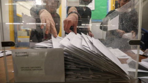 Se cuentan las papeletas en Barcelona después de que cerraran las urnas en las elecciones autonómicas en Catalunya. REUTERS/Albert Gea