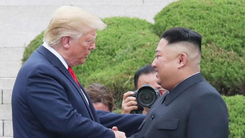 Donald Trump y Kim Jong-un se saludan en la frontera entre las dos Coreas. / EFE