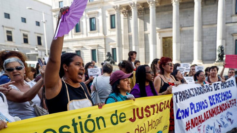 Trabajadoras del hogar y cuidados durante la concentración convocada esta tarde frente al Congreso de los Diputados de Madrid para denunciar la enmienda introducida en los presupuestos generales del Estado que retrasa en cinco años la equiparación de l