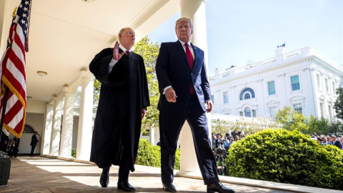 El presidente estadounidense Donald J. Trump conversa con el juez Anthony Kennedy (izda), la voz centrista del Tribunal Supremo de EEUU, en la Casa Blanca de Washington, EE.UU., el 10 de abril del 2017. Kennedy comunicó hoy a Trump que se jubilará el 31