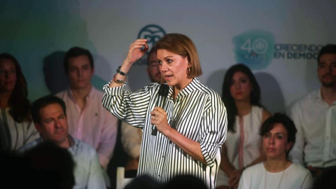 27/06/2018.- La candidata a la presidencia del PP, María Dolores de Cospedal, durante la reunión que mantiene hoy en la Casa del Agua de Córdoba con militantes populares. EFE/Rafa Alcaide