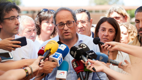 El presidente de la Generalitat, Quim Torra atiende a los medios tras la reunión en el centro de control donde se coordinan las tareas para sofocar el fuego. EFE/Alejandro García