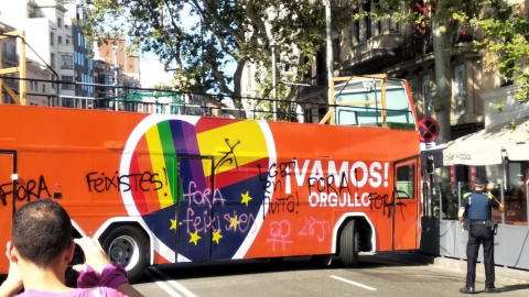 Bus de Cs con pintadas de camino al orgullo de Barcelona   | @ARRAN_JOVENT