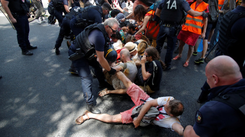 La Policía francesa desaloja con violencia una concentración ecologista de Extinction Rebellion./ REUTERS