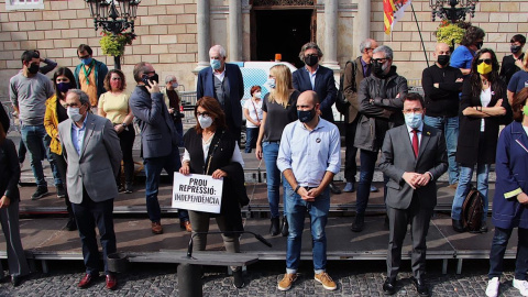 Concentració de representants de forces polítiques i d'entitats culturals, socials i sindicals per protestar contra operació de la Guàrdia Civil contra l'independentisme.