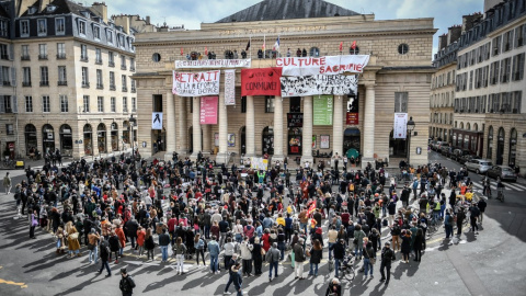 Imagen de una ocupación de un teatro como rechazo a Macron, en Francia.