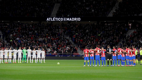 Los jugadores del Atlético de Madrid y del Mallorca guardan un minuto de silencio por Almudena Grandes al inicio del partido en el estadio Wanda Metropolitano de Madrid.- Juan Carlos Hidalgo / EFE