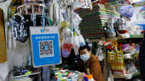 Un codigo QR del sistema de pago digital Alipay, de  Ant Group (una filial del gigante chino del comercio online Alibaba), en un comercio en Pekín. REUTERS/Tingshu Wang