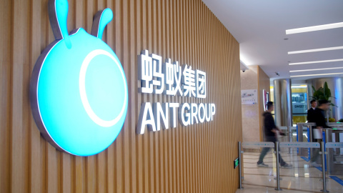 El logo de la financiera Ant Group, una filial del gigante chino del comercio online Alibaba, en su sede en la localidad de Hangzhou, en la provincia china de Zhejiang.