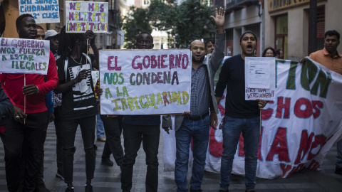 Un grupo de migrantes protesta ante la Oficina de Extranjería en Madrid contra la falta de citas para realizar sus trámites. -JAIRO VARGAS