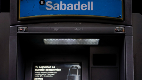 El logo del Banco Sabadell en un cajero automático de una de sus sucursales en Madrid. REUTERS/Juan Medina