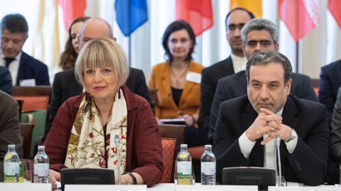 La secretaria general del Servicio Europeo de Acción Exterior, Helga Schmid (i), y viceministro de Exeriores iraní, Seyed Abbas Araghchi, asisten a la reunión de la Comisión Conjunta de "plan de acción conjunta" en Viena. /EFE