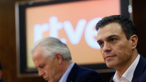 El secretario general del PSOE, Pedro Sánchez, con los sindicalistas de RTVE en Torrespaña. / EFE