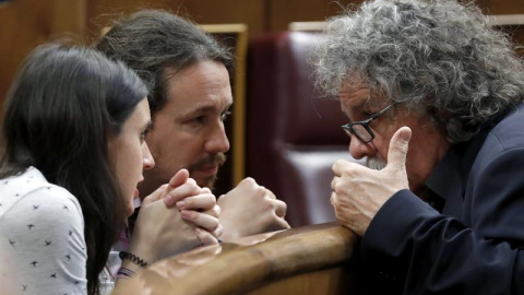 El diputado de ERC Joan Tardá (d) conversa con el líder de Podemos, Pablo Iglesias y la portavoz, Irene Montero, durante el pleno del Congreso de los Diputados. /EFE