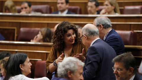 La ministra de Hacienda María Jesús Montero conversa con el exministro Montoro. EFE/Juan Carlos Hidalgo