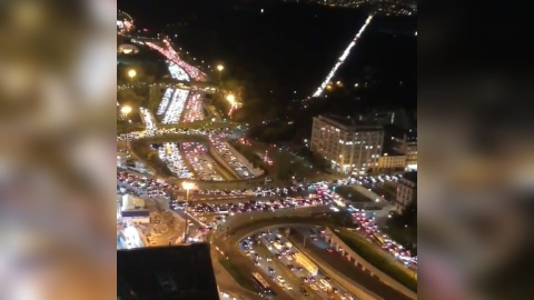 Captura de vídeo con los atascos a las afueras de París horas antes del confinamiento nacional.