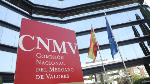 Cartel a la entrada del edificio de la Comisión Nacional del Mercado de Valores (CNMV) en Madrid. E.P./Marta Fernández