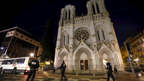 Agentes de la policía francesa aseguran la calle cerca de la entrada de la iglesia Basílica de Notre Dame en Niza, tras el atentado.