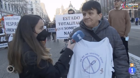 Instante en el que la reportera pregunta a la manifestante antivacunas.- RTVE