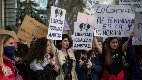 Un grupo de estudiantes participa en la manifestación del 8M y la huelga feminista en Madrid.-JAIRO VARGAS