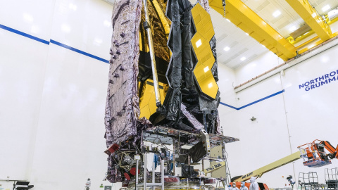 El telescopio James Webb, plegado ya para su lanzamiento, durante las últimas pruebas en la empresa Northrop Grumman en California.