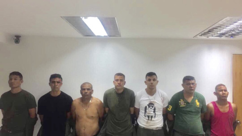 Imagen difundida por el Gobierno de Venezuela de los siete detenidos que supuestamente han participado en el asalto a un cuartel militar.