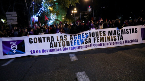 Cabeza de la manifestación con una pancarta en la que se lee 'Contra las agresiones machistas, autodefensa feminista', en la manifestación en Madrid con motivo del Día Internacional para la Eliminación de la Violencia contra las Mujeres