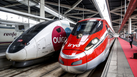 Un tren de Iryo, junto a otro de Ouigo y uno de Renfe, en la estación Joaquín Sorolla de Valencia.