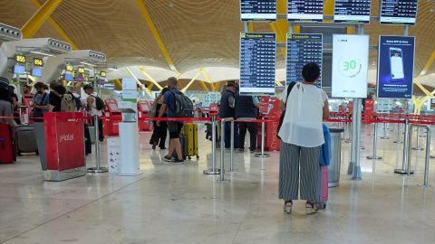 Imagen de archivo de las colas para viajar en avión este verano en el aeropuerto Adolfo Suárez Madrid-Barajas.