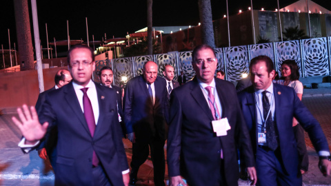 El presidente de la COP 27 y el ministro de Exteriores de Egipto, Sameh Shoukry, junto a su delegación en la Conferencia de las Naciones Unidas sobre el Cambio Climático de 2022, en Sharm El-Sheikh, Egipto, el 19 de Noviembre de 2022.