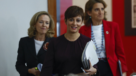 La vicepresidenta primera y ministra de Asuntos Económicos y Transformación Digital, Nadia Calviño; la ministra de Política Territorial y portavoz del Gobierno, Isabel Rodríguez, y la vicepresidenta tercera y ministra para la Transición Ecológica y