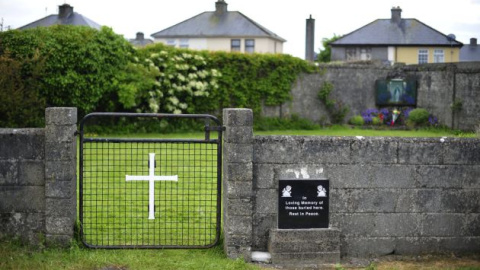 Fotografía de archivo del 6 de junio de 2014 que muestra la entrada de una tumba masiva en el Mother and Baby Home en Tuam, Irlanda.