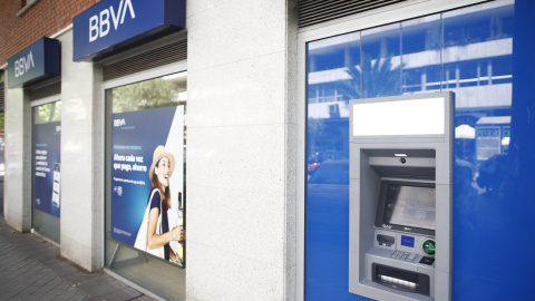 Una oficina y cajero del BBVA en Madrid. E.P./Eduardo Parra