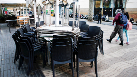 Aspecto de la terraza de un bar cerrado de las Ramblas de Barcelona.