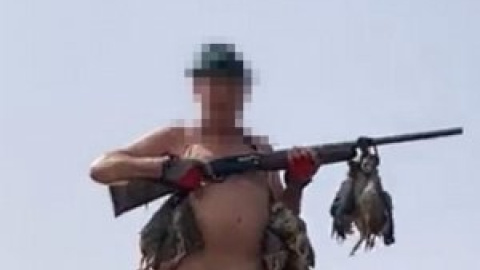 Un cazador posa desnudo con una perdiz atada a sus genitales y al grito de "Viva España"