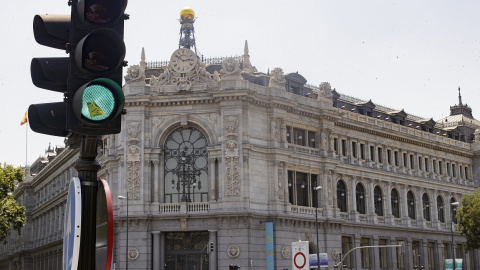 Un semáforo cerca del edificio del Banco de España situada en la confluencia del Paseo del Prado y la madrileña calle de Alcalá. E.P/Eduardo Parra