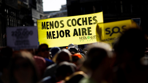 "Menos coches, mejor aire", reza una pancarta durante la manifestación en defensa de Madrid Central.  EFE/David Fernández