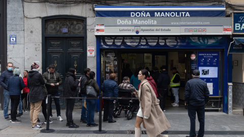 Varias personas en las inmediaciones de la administración de loterías Doña Manolita, a 14 de noviembre de 2022, en Madrid (España).