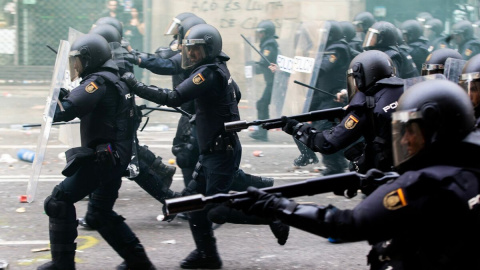 Policías antidisturbios usan pelotas de goma durante las cargas del 1 de octubre de 2017 en Barcelona.