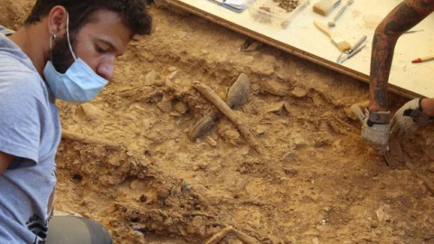 Restos de víctimas de la represión franquista en una fosa del cementerio de Cabeza la Vaca (Badajoz).