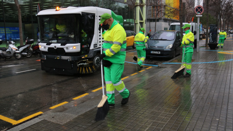 09/03/2022 - Treballadors del servei de neteja al barri del Poblenou de Barcelona.