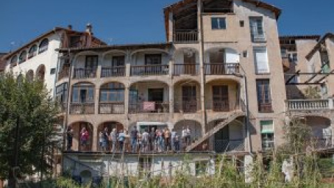 Una cooperativa vol fer renéixer un gran edifici del barri vell de Berga