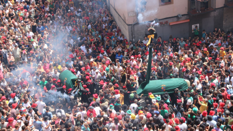 La Guita Xica i la Guita Grossa dansen a la plaça de Sant Pere de Berga